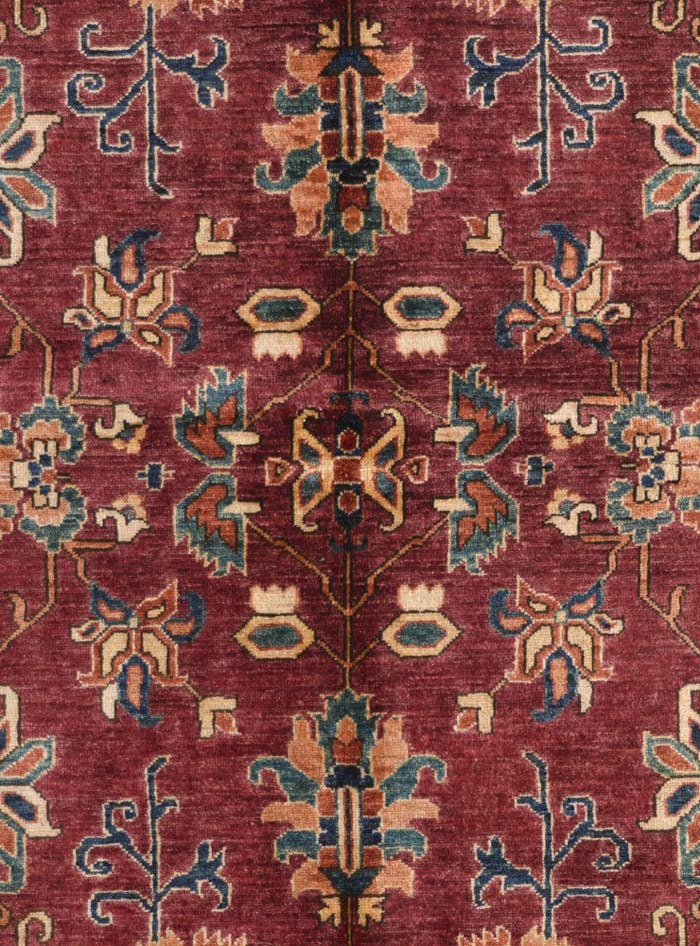 Detail image of 5' 9 x 7' 10 Hand Knotted Heriz Rug