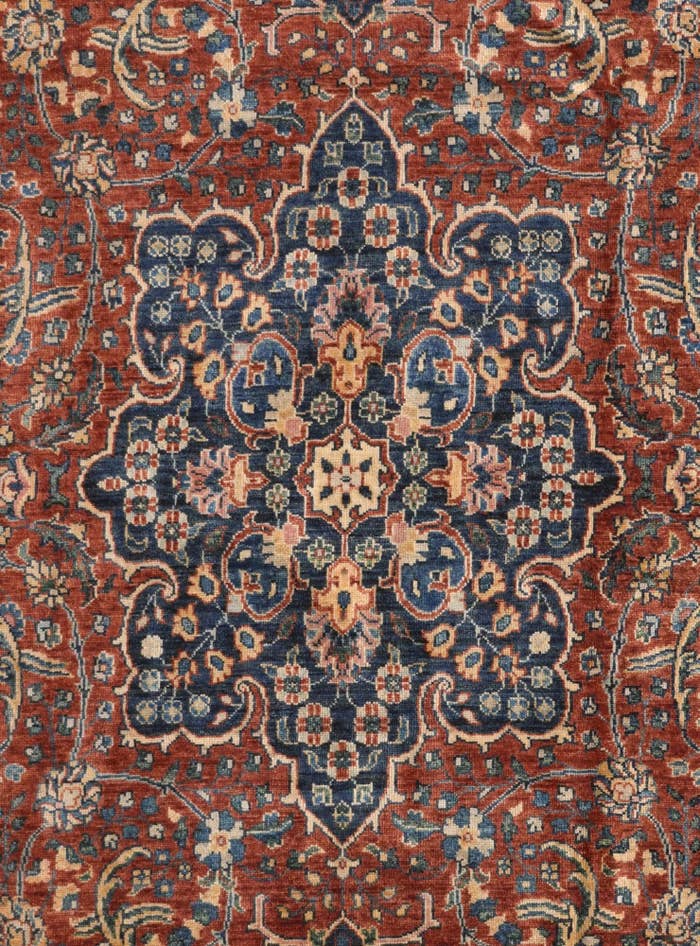 Detail image of 6' 10 x 9' 9 Hand Knotted Heriz Rug
