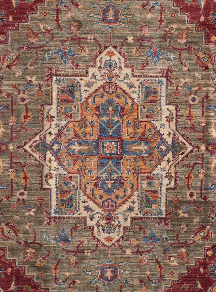 Detail image of 6' 10 x 9' 10 Hand Knotted Heriz Rug