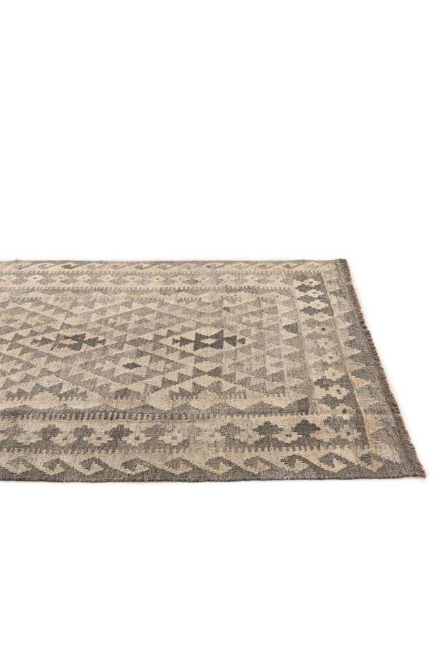 Detail image of 4' 1 x 5' 10 Hand Woven Kilim Maymana Wool Rug