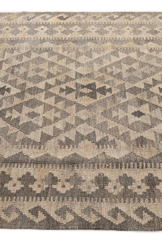 Detail image of 4' 1 x 5' 10 Hand Woven Kilim Maymana Wool Rug
