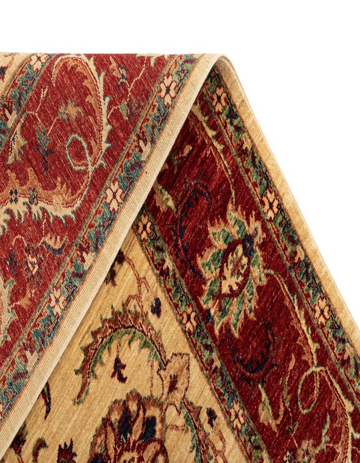 Detail image of 5' 7 x 7' 7 Sara Rug