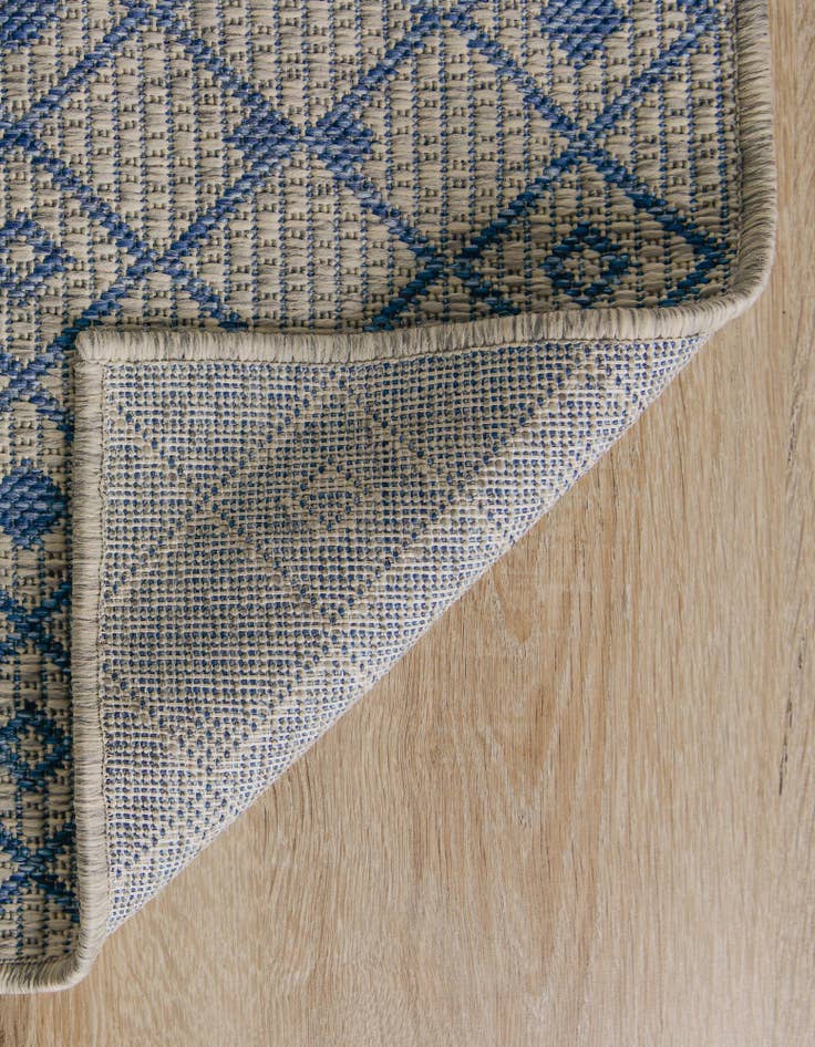 Detail image of 2' x 6' Easy-Clean Lattice Indoor / Outdoor Runner Rug