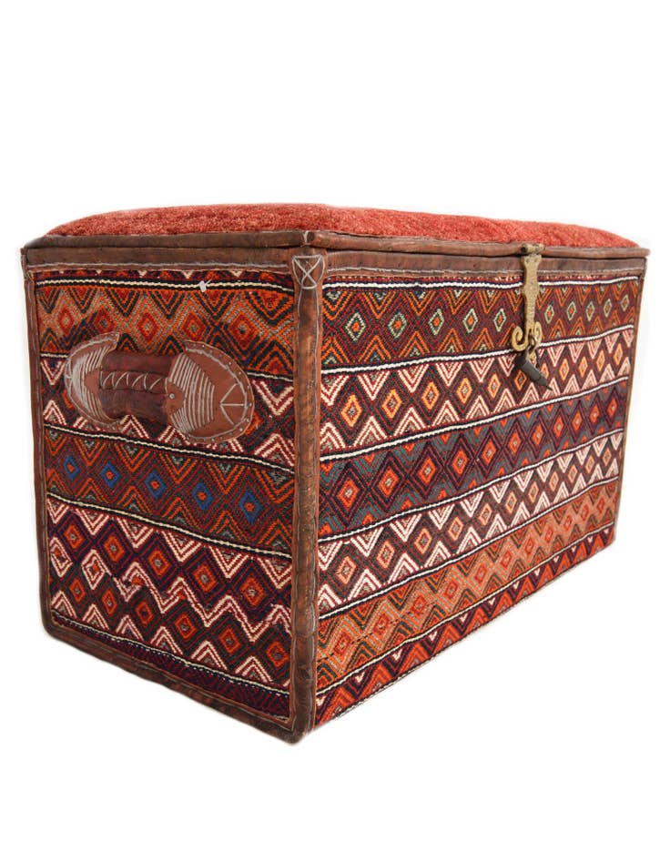 Detail image of 1' 3 x 2' 5 Hand Knotted Furniture Trunk