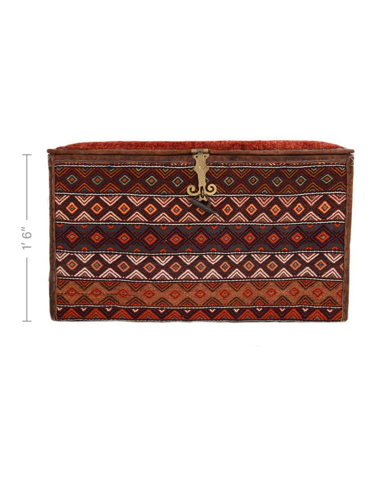 Detail image of 1' 3 x 2' 5 Hand Knotted Furniture Trunk