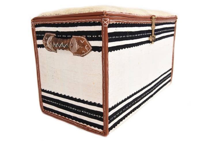 Detail image of 1' 3 x 2' 5 Hand Knotted Furniture Trunk