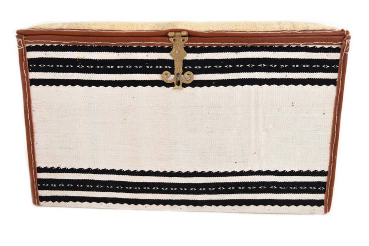 Detail image of 1' 3 x 2' 5 Hand Knotted Furniture Trunk