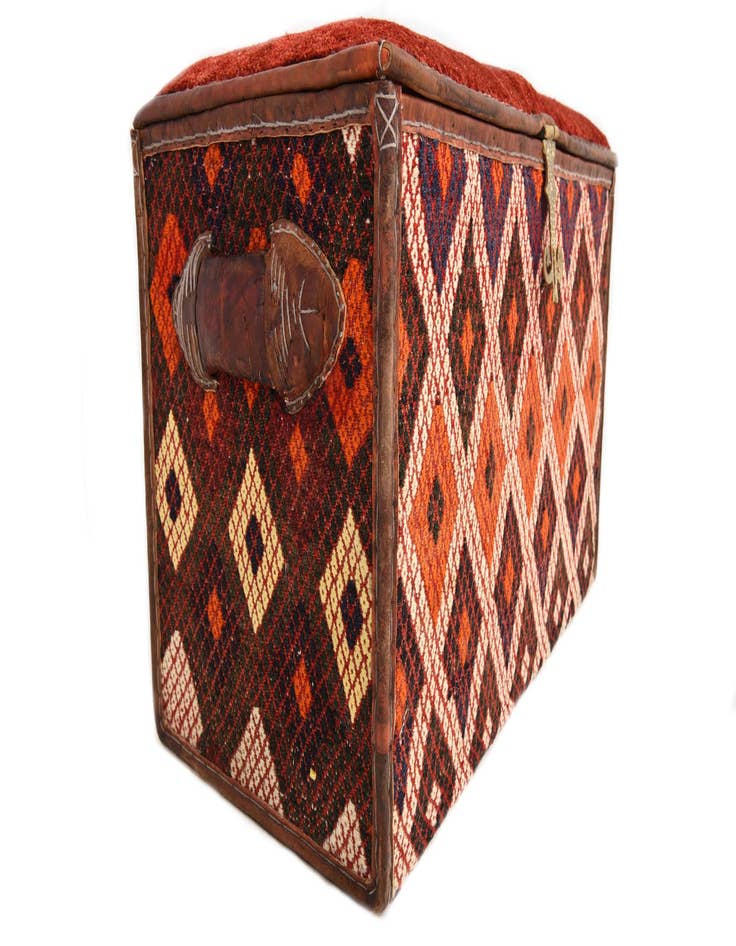 Detail image of 1' 3 x 2' 5 Hand Knotted Furniture Trunk