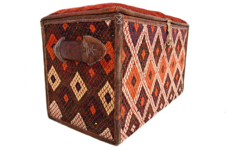 Detail image of 1' 3 x 2' 5 Hand Knotted Furniture Trunk