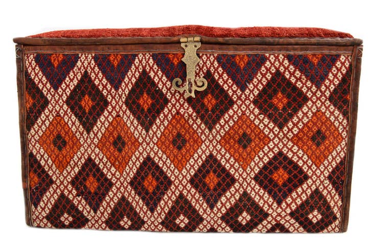 Detail image of 1' 3 x 2' 5 Hand Knotted Furniture Trunk