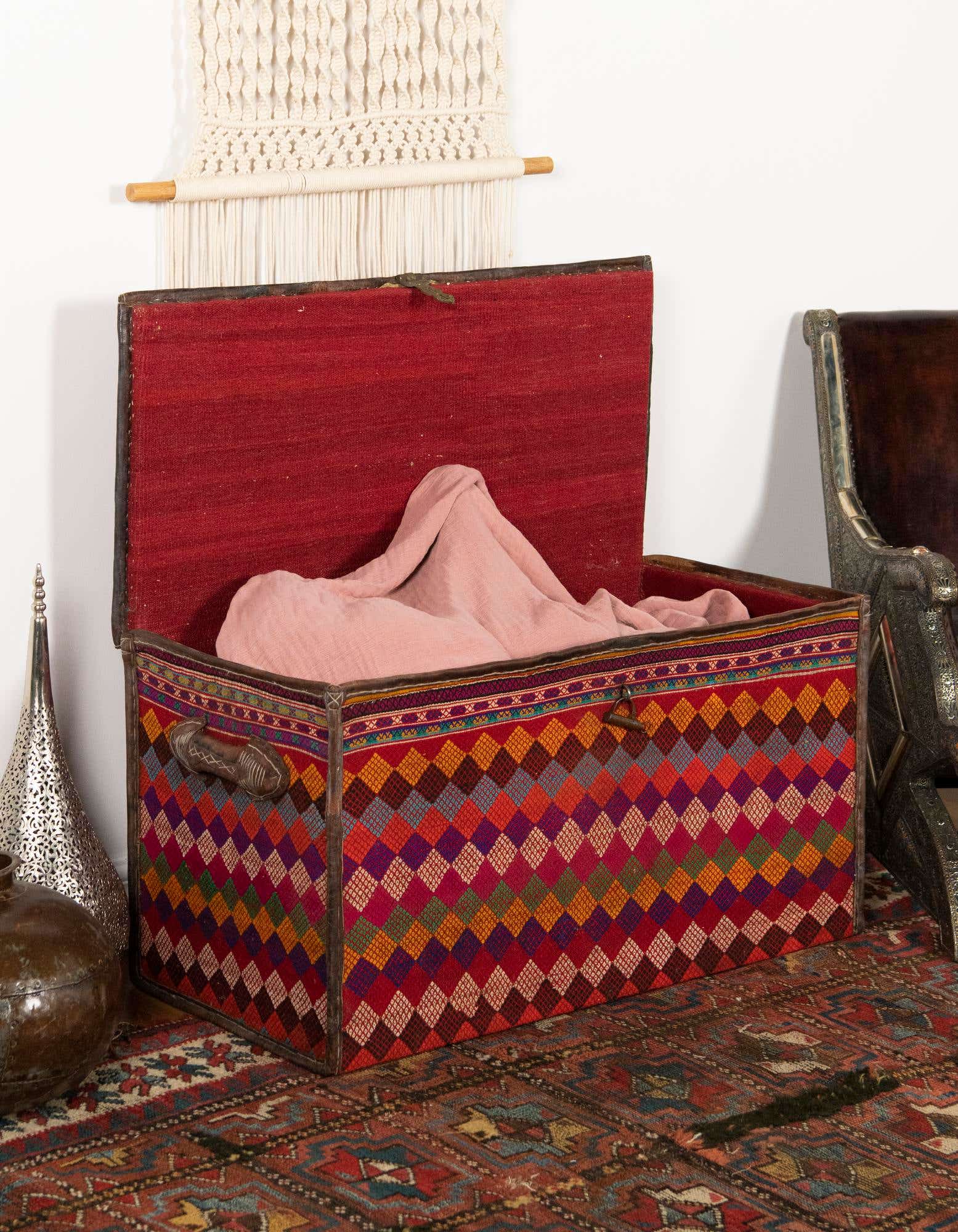 Primary image 1' 7 x 3' Hand Knotted Furniture Trunk