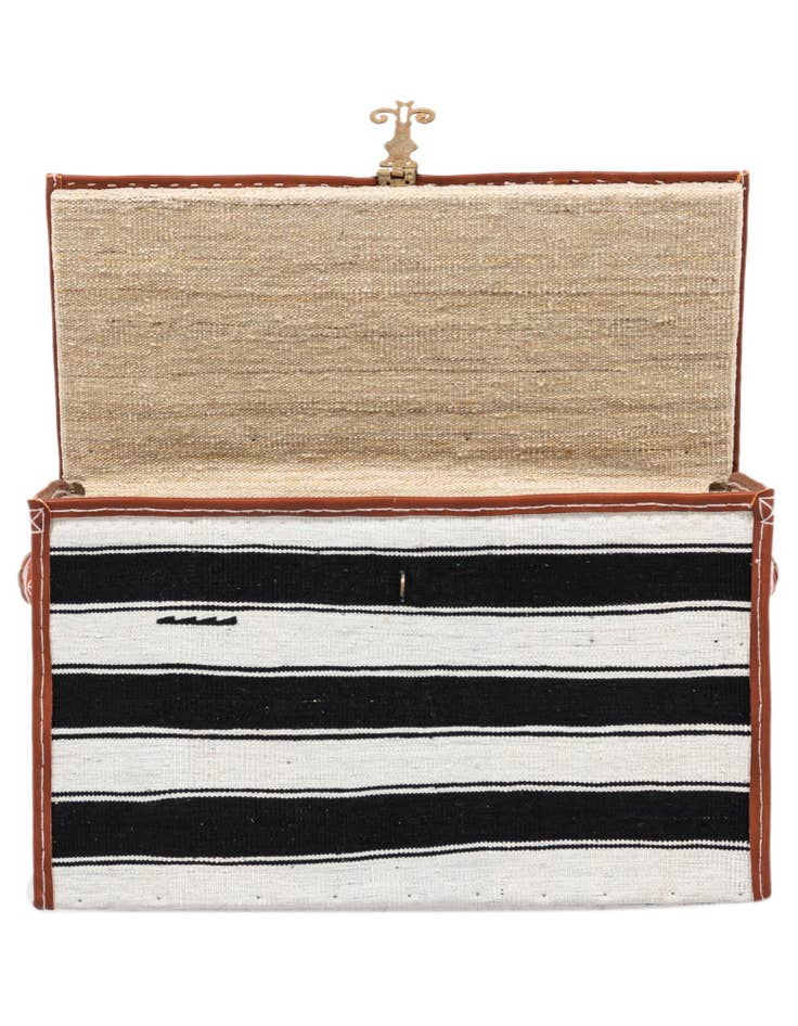 Detail image of 1' 3 x 2' 5 Hand Knotted Furniture Trunk