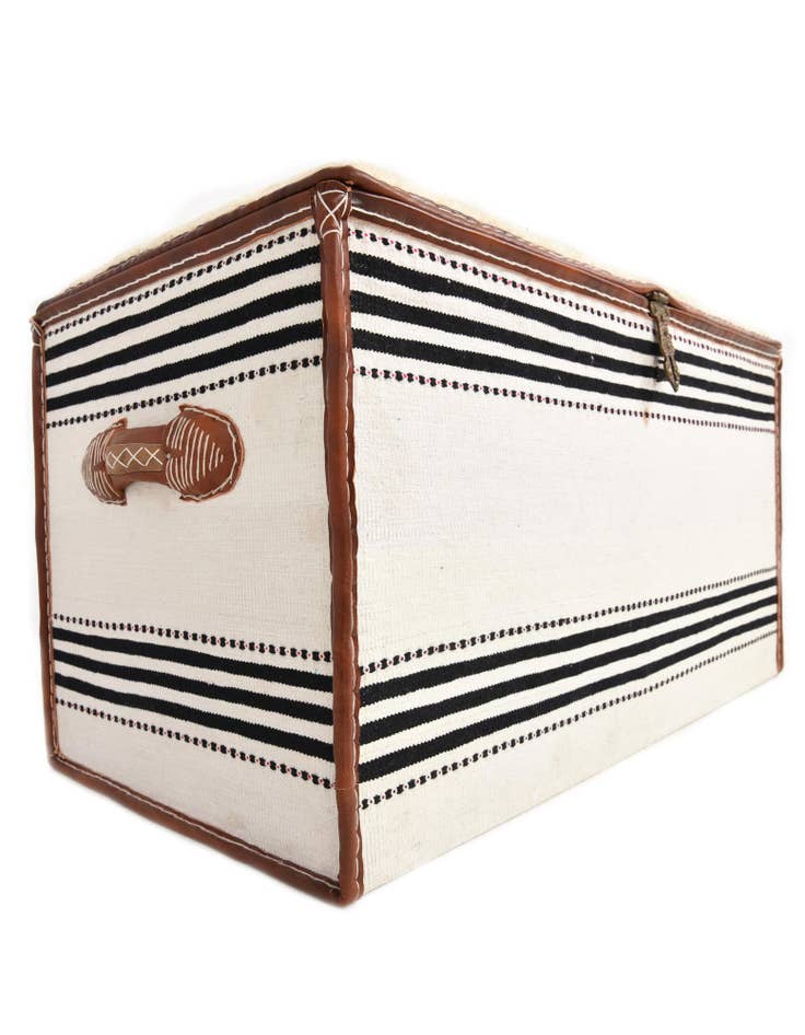 Detail image of 1' 6 x 3' 1 Hand Knotted Furniture Trunk