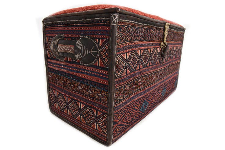 Detail image of 1' 3 x 2' 5 Hand Knotted Furniture Trunk