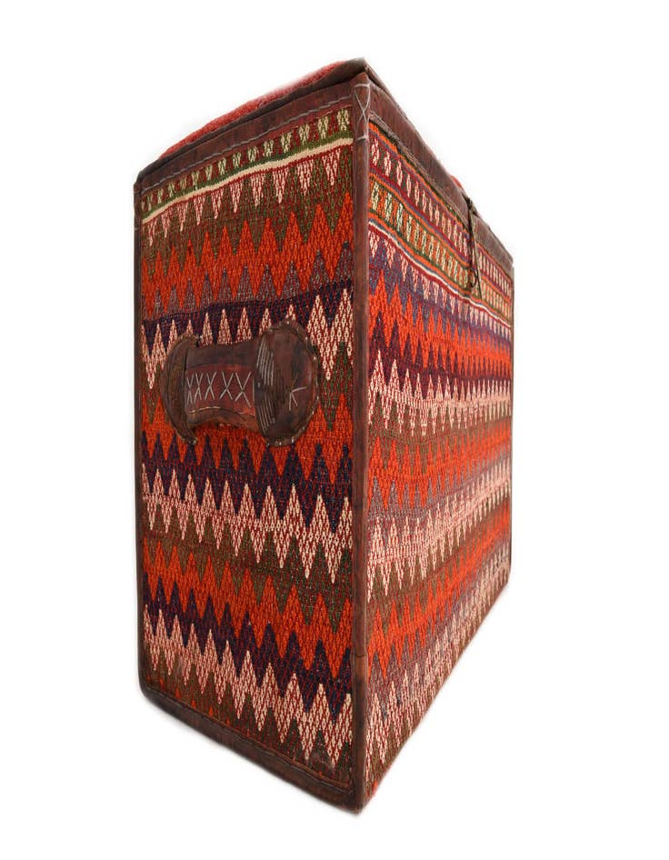 Detail image of 1' 7 x 3' 1 Hand Knotted Furniture Trunk