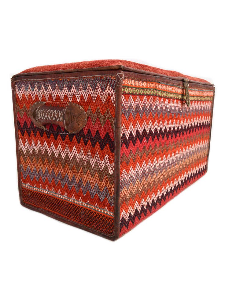 Detail image of 1' 7 x 3' Hand Knotted Furniture Trunk