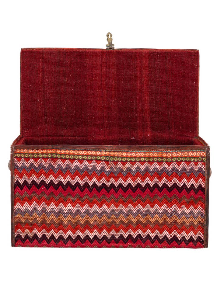 Detail image of 1' 7 x 3' Hand Knotted Furniture Trunk