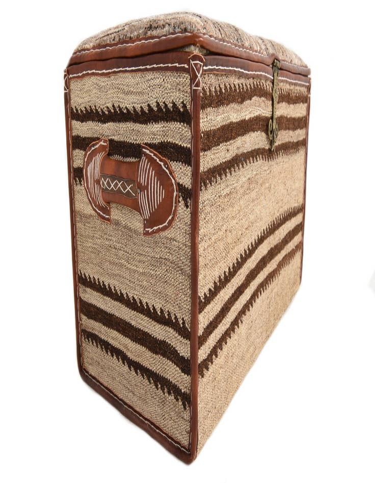 Detail image of 1' 2 x 2' 5 Hand Knotted Furniture Trunk