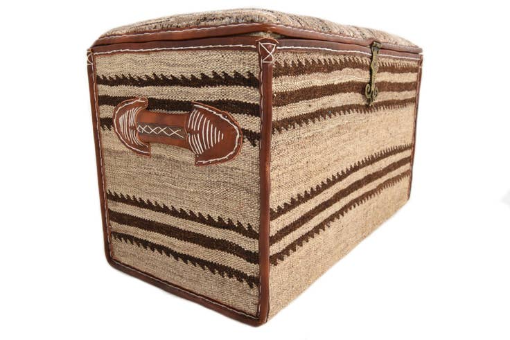 Detail image of 1' 2 x 2' 5 Hand Knotted Furniture Trunk