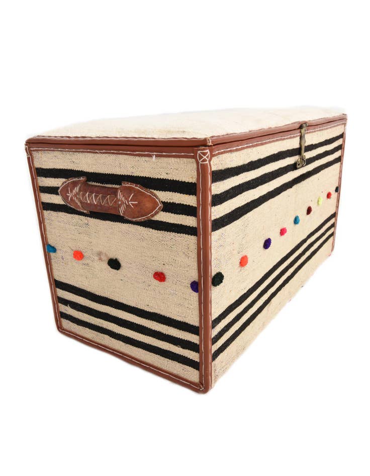 Detail image of 1' 7 x 3' 1 Hand Knotted Furniture Trunk