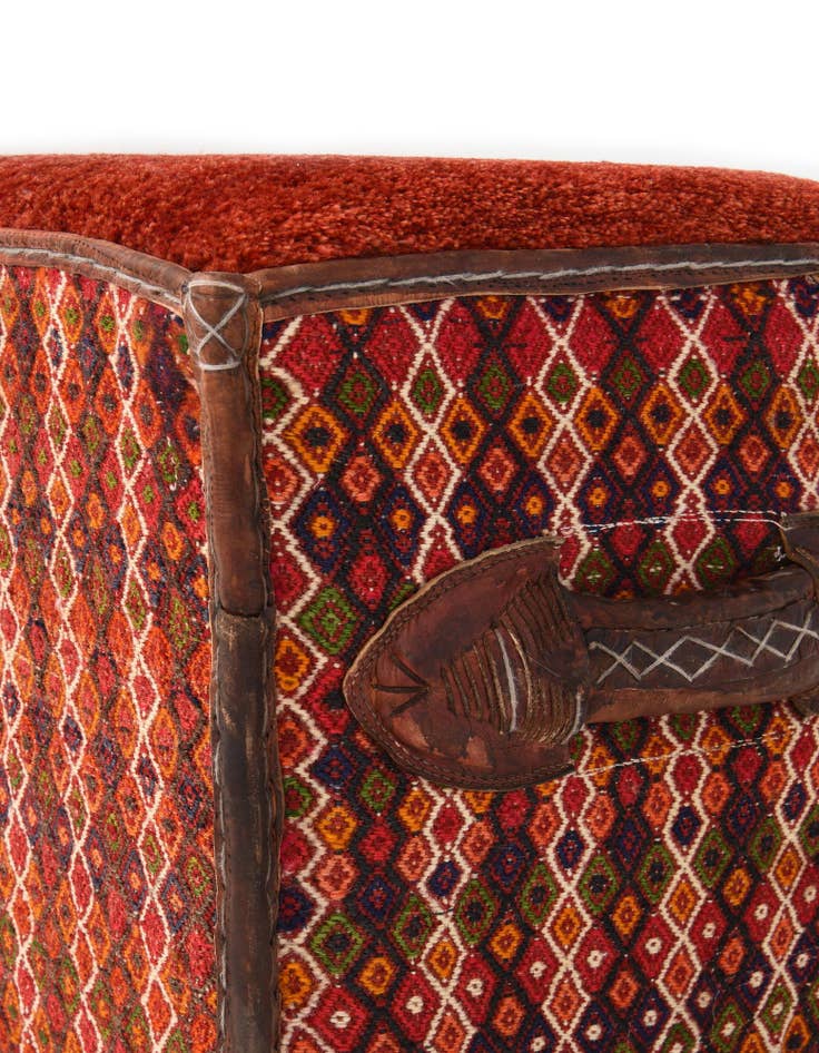 Detail image of 1' 4 x 2' 10 Hand Knotted Furniture Trunk