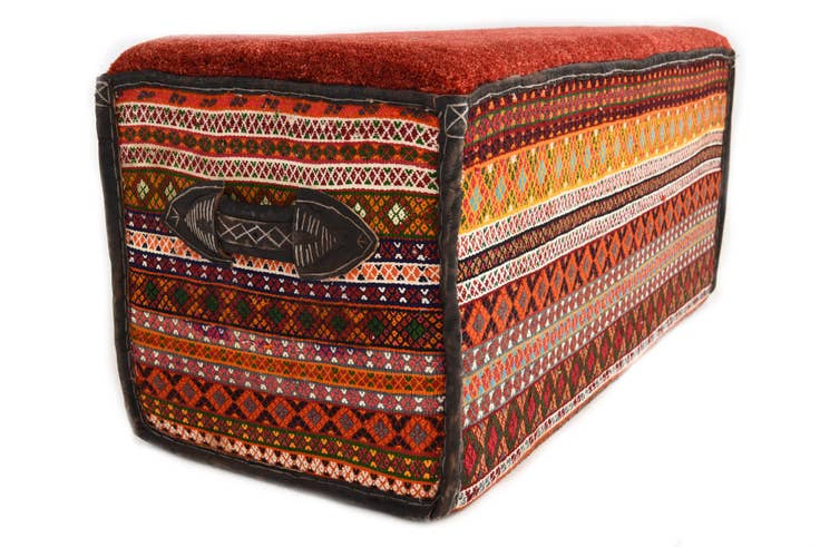 Detail image of 1' 6 x 3' 3 Hand Knotted Furniture Trunk