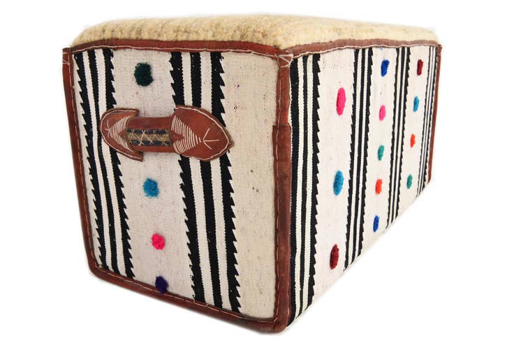 Detail image of 1' 7 x 3' 3 Hand Knotted Furniture Trunk