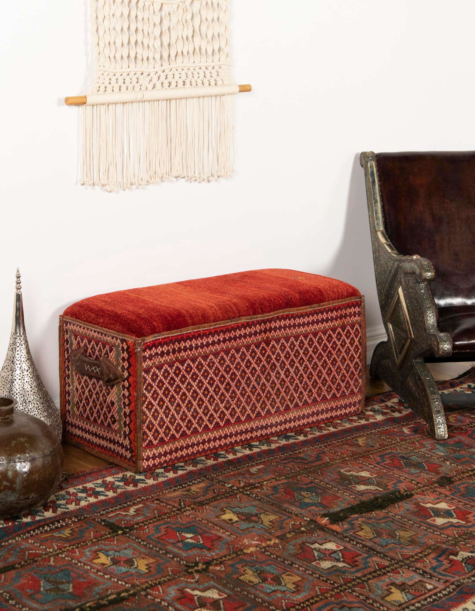 Primary image 1' 4 x 3' Hand Knotted Furniture Trunk