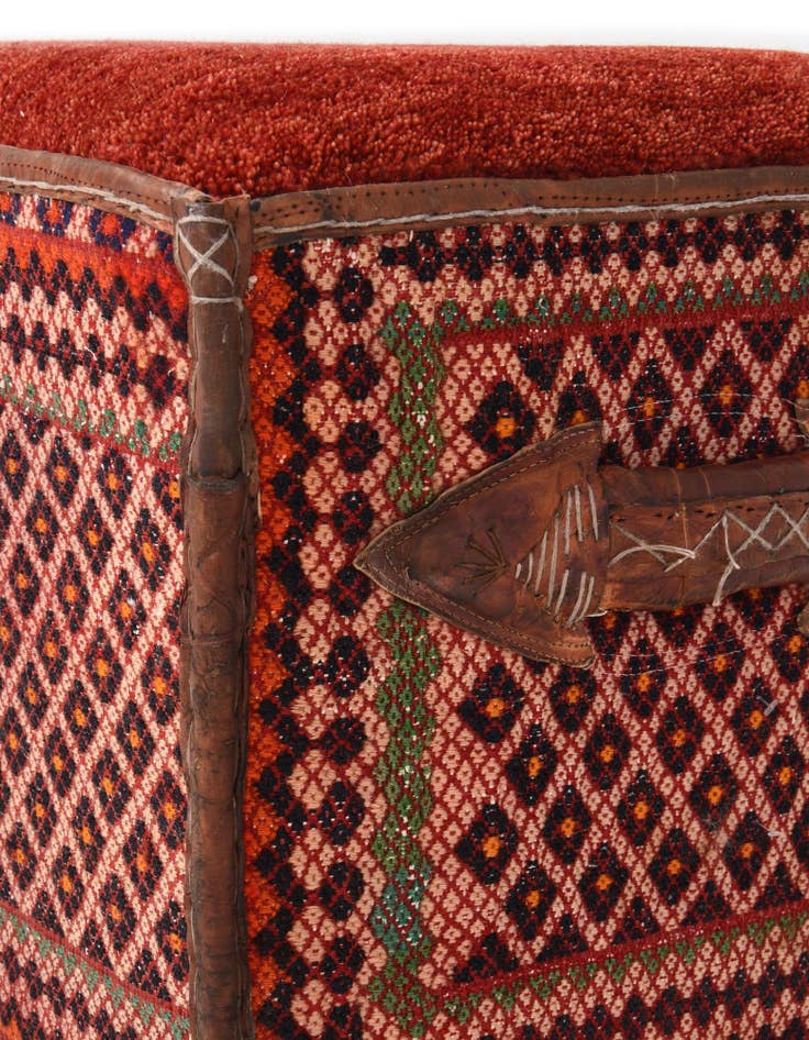 Detail image of 1' 5 x 2' 10 Hand Knotted Furniture Trunk