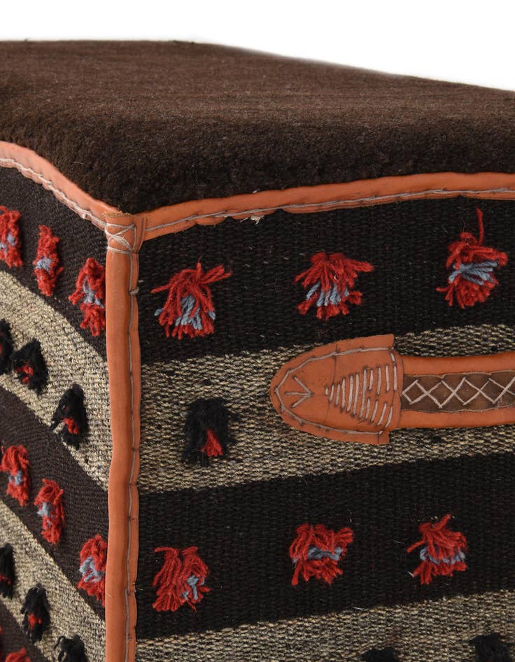 Detail image of 1' 6 x 3' 3 Hand Knotted Furniture Trunk