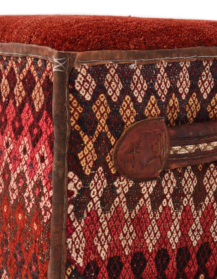 Detail image of 1' 6 x 2' 10 Hand Knotted Furniture Trunk