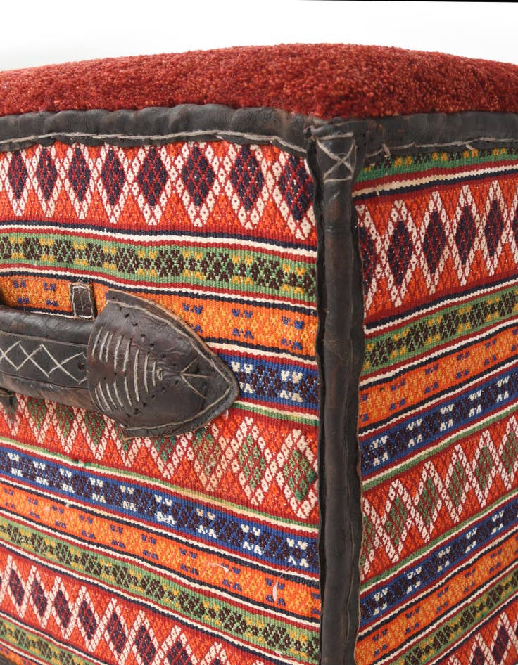 Detail image of 1' 7 x 3' 8 Hand Knotted Furniture Trunk