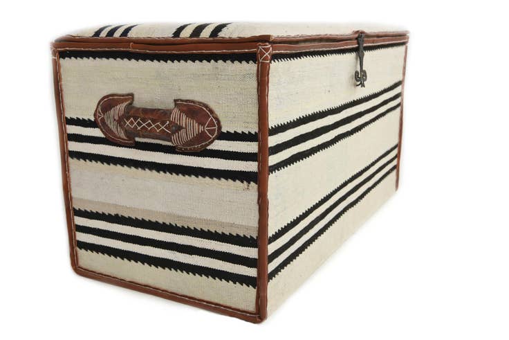 Detail image of 1' 7 x 3' 1 Hand Knotted Furniture Trunk