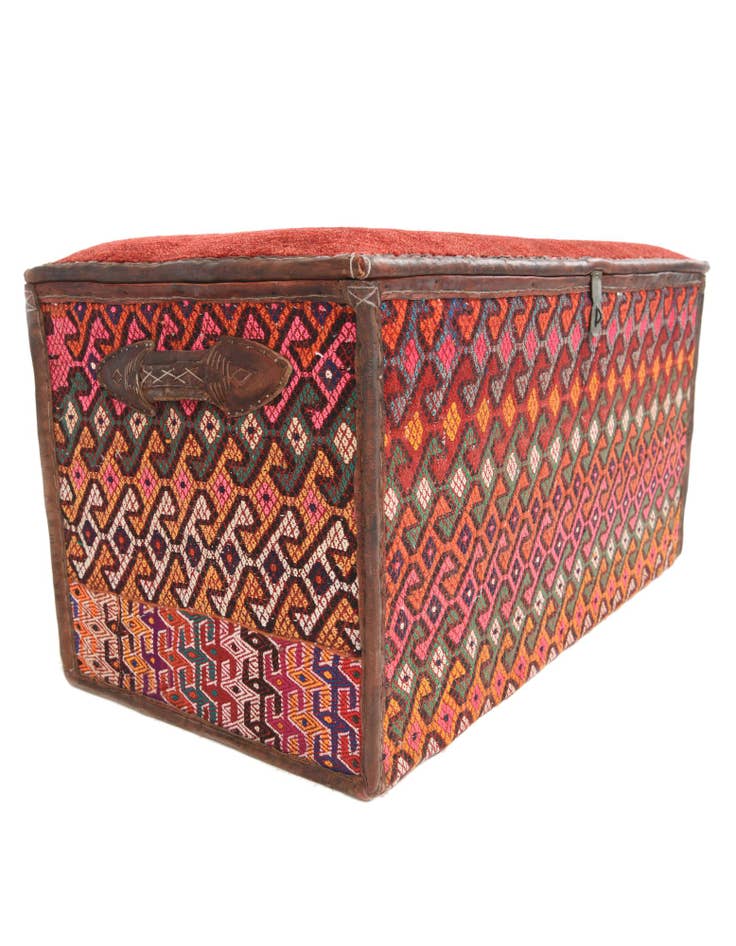 Detail image of 1' 7 x 3' 1 Hand Knotted Furniture Trunk