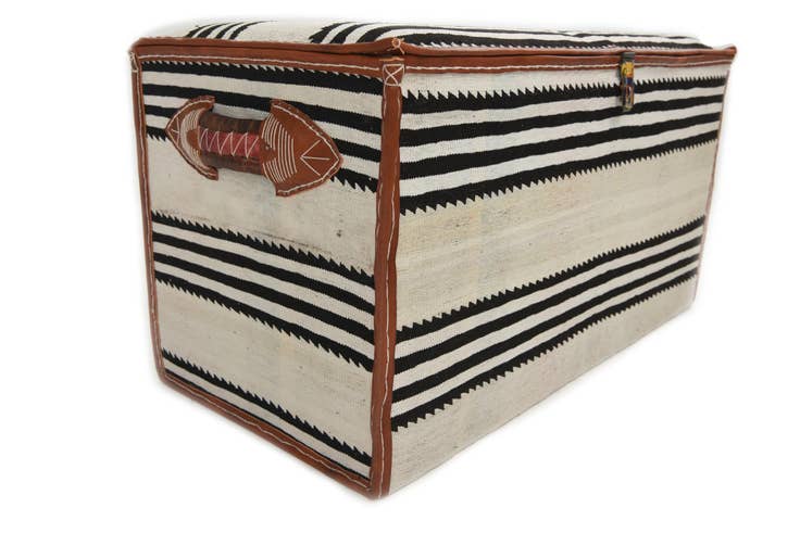 Detail image of 1' 7 x 3' Hand Knotted Furniture Trunk