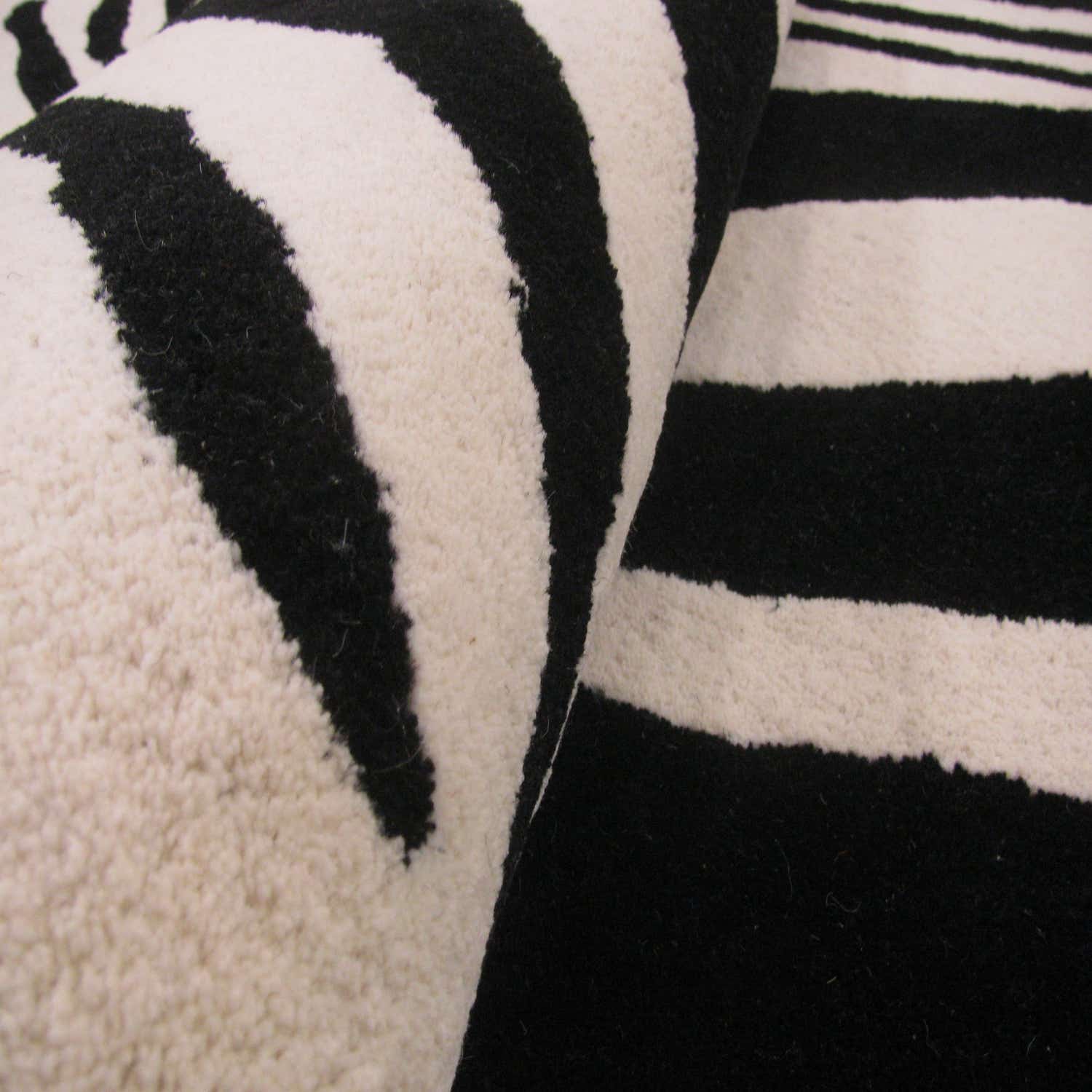 Black 5' 3 x 7' 7 Collectible Wool Rug eSaleRugs