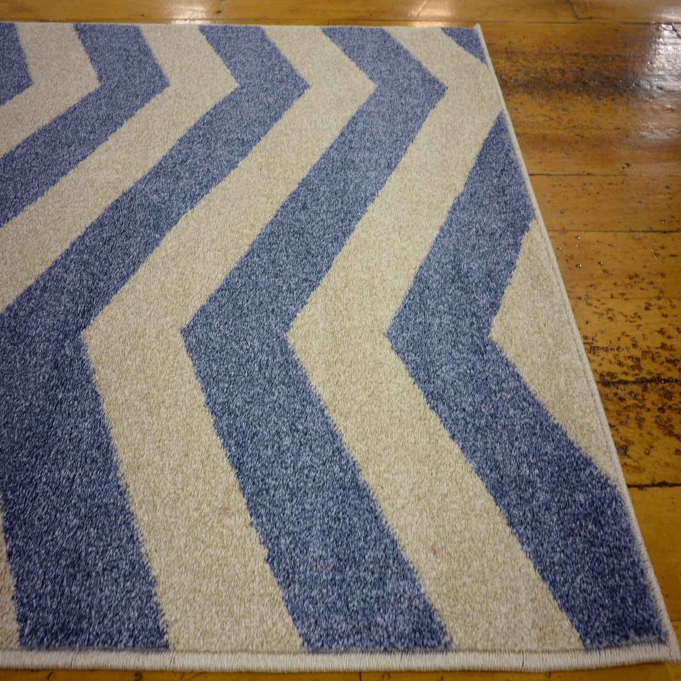Blue 2' 7 x 10' Chevron Runner Rug eSaleRugs
