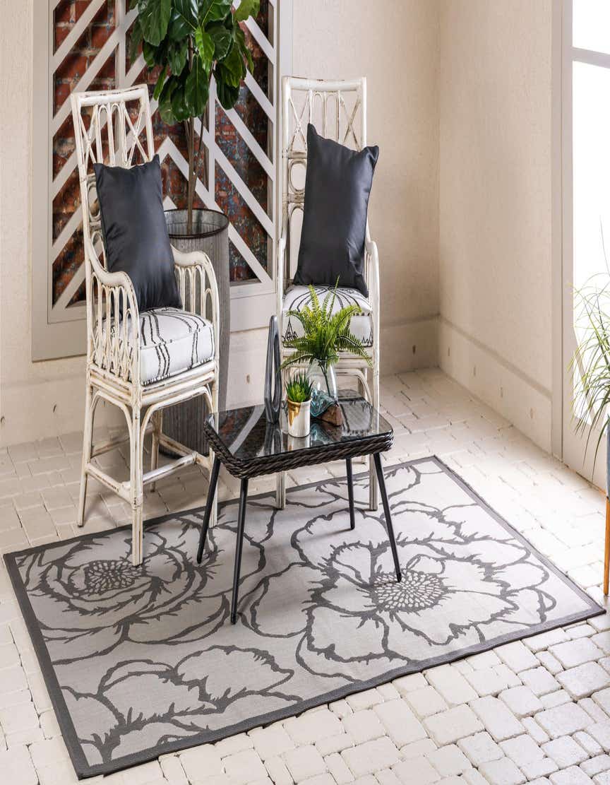 Gray 3' 3 x 5' Outdoor Botanical Indoor / Outdoor Rug