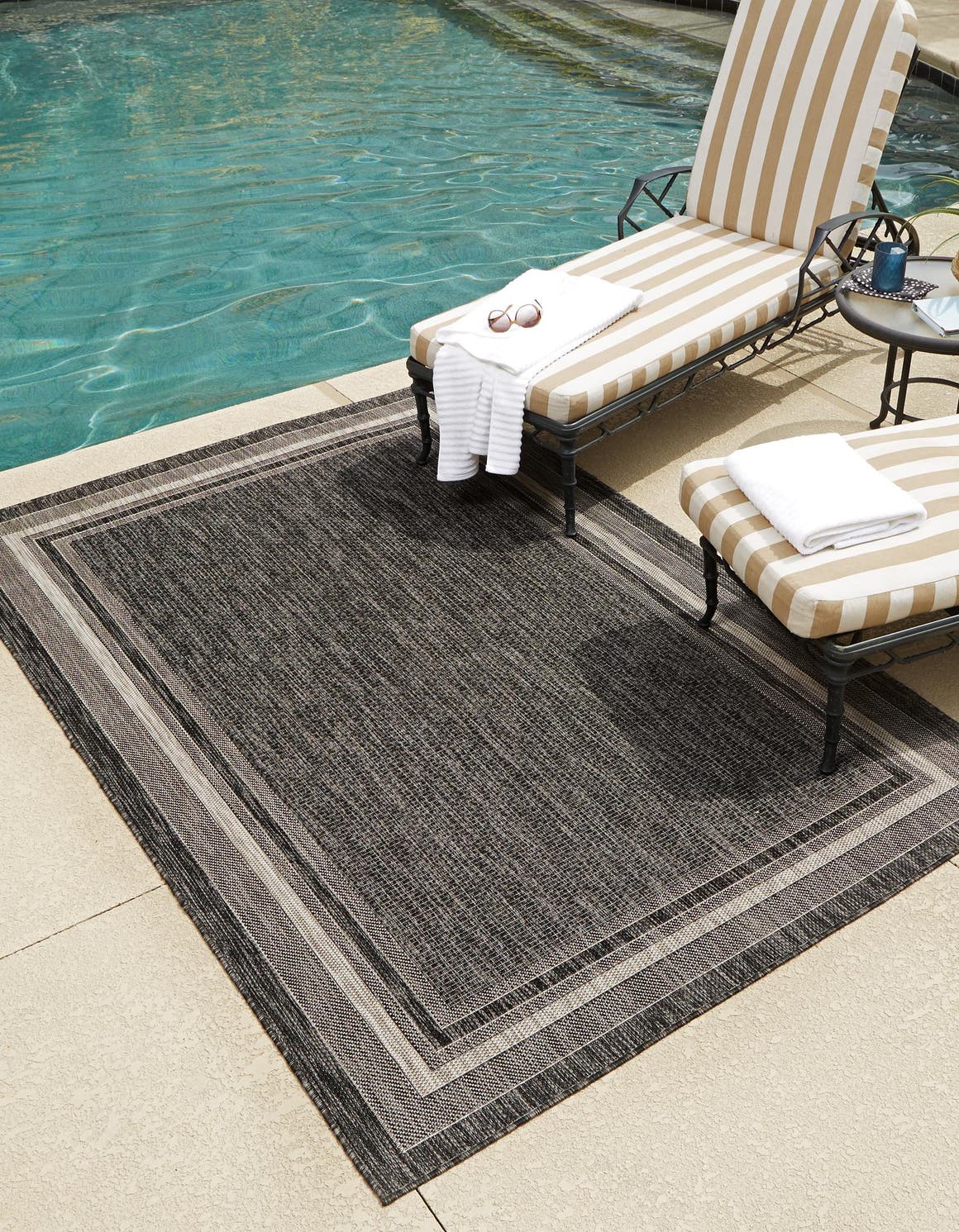 Black 4' x 6' Outdoor Border Rug