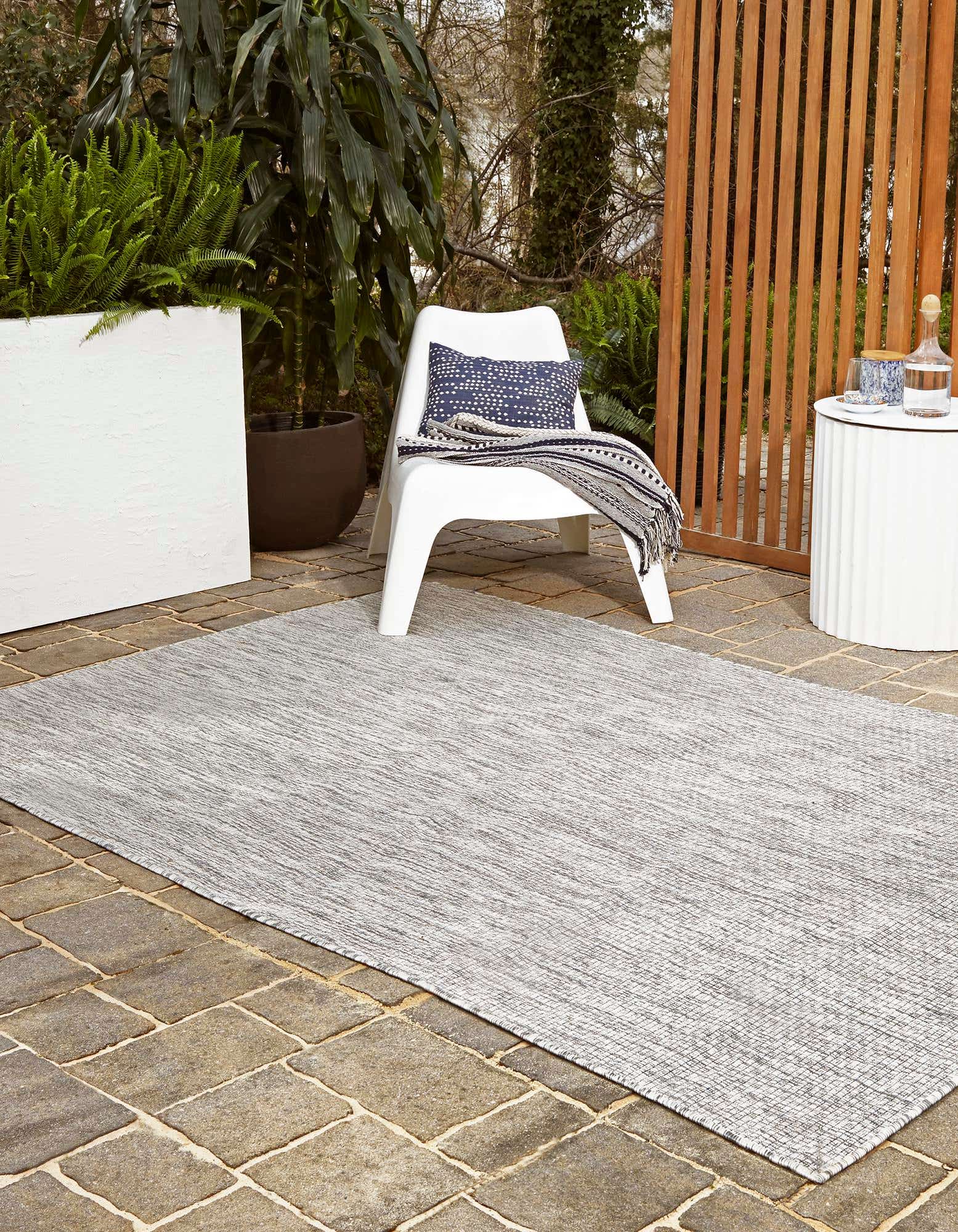 Light Gray 10' x 13' Outdoor Solid Indoor / Outdoor Rug