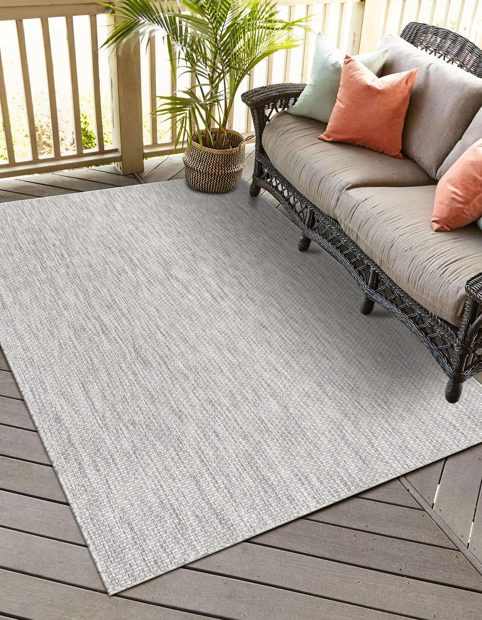 Light Gray 10' x 13' Outdoor Solid Indoor / Outdoor Rug
