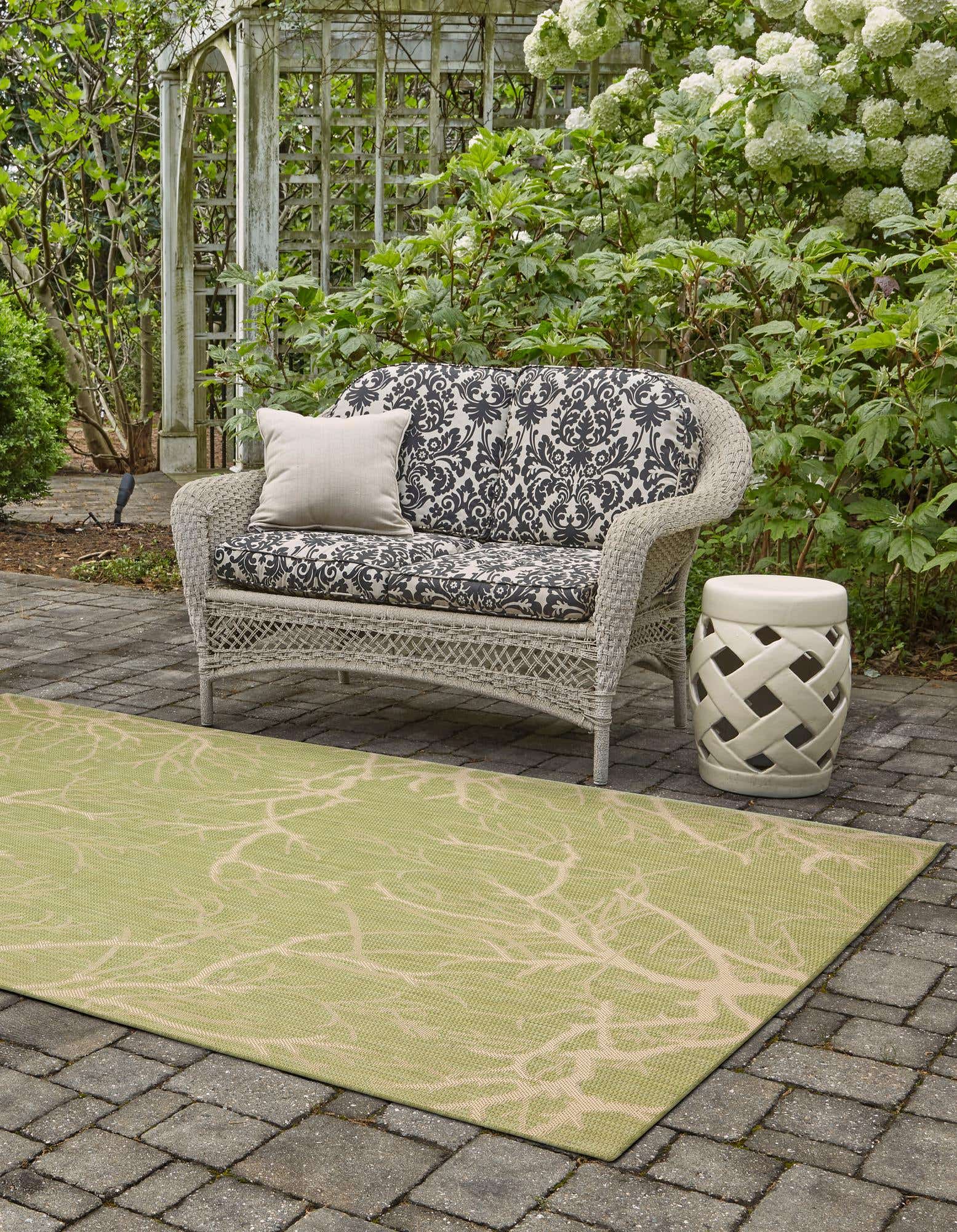 Light Green 7' x 10' 2 Outdoor Botanical Indoor / Outdoor Rug