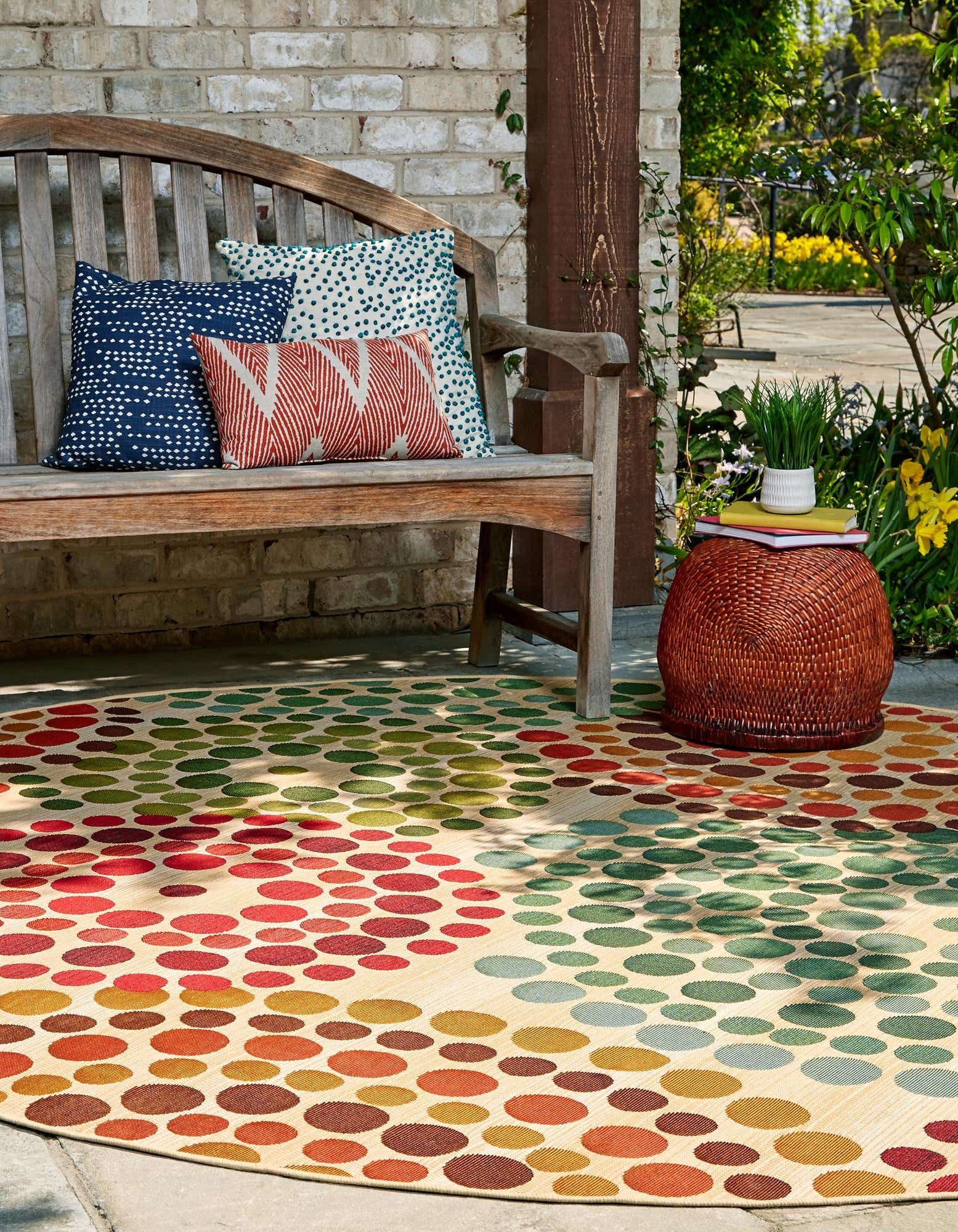 Beige 2' 7 x 2' 7 Outdoor Modern Round Indoor / Outdoor Rug