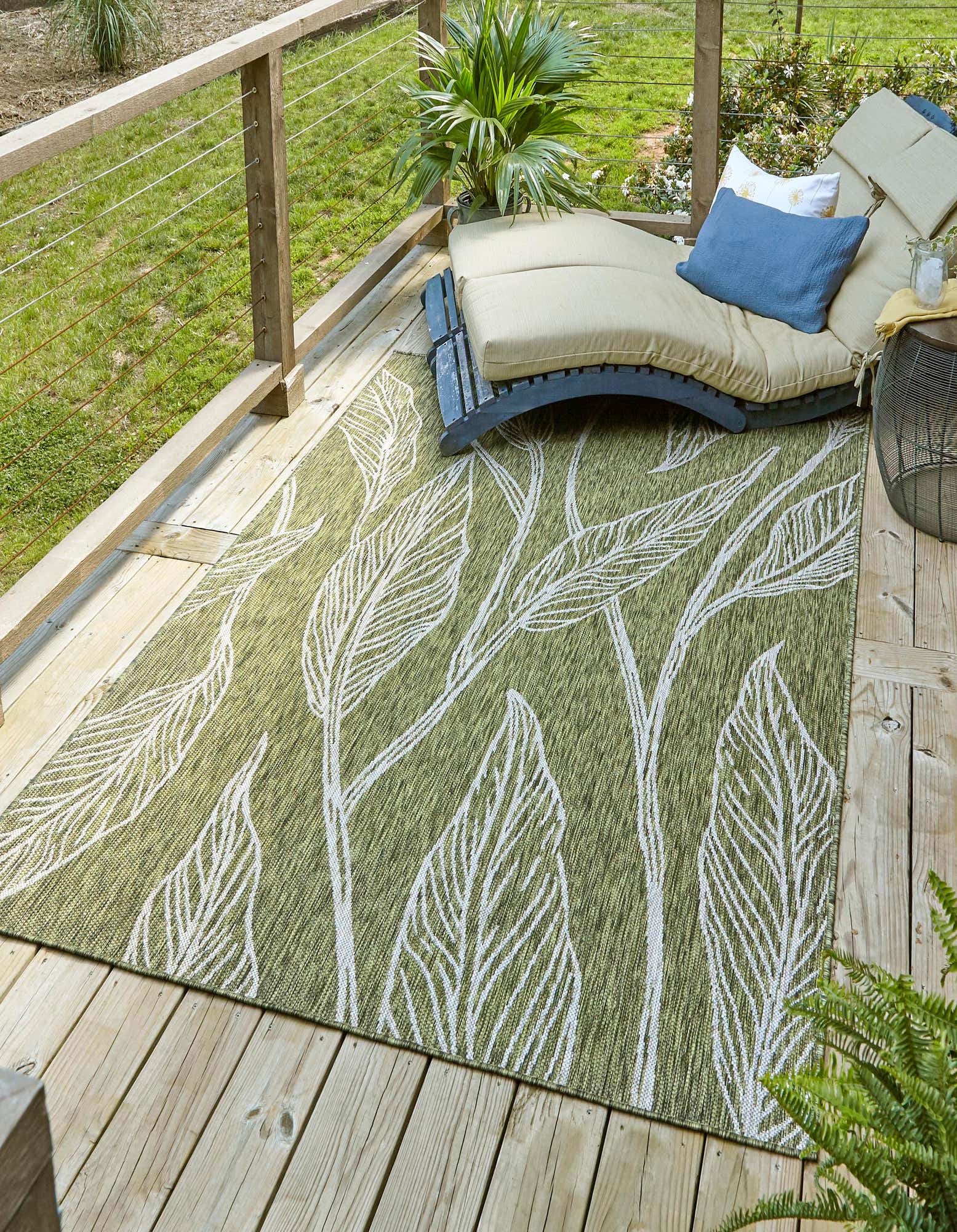 Green 7' x 10' Outdoor Botanical Indoor / Outdoor Rug