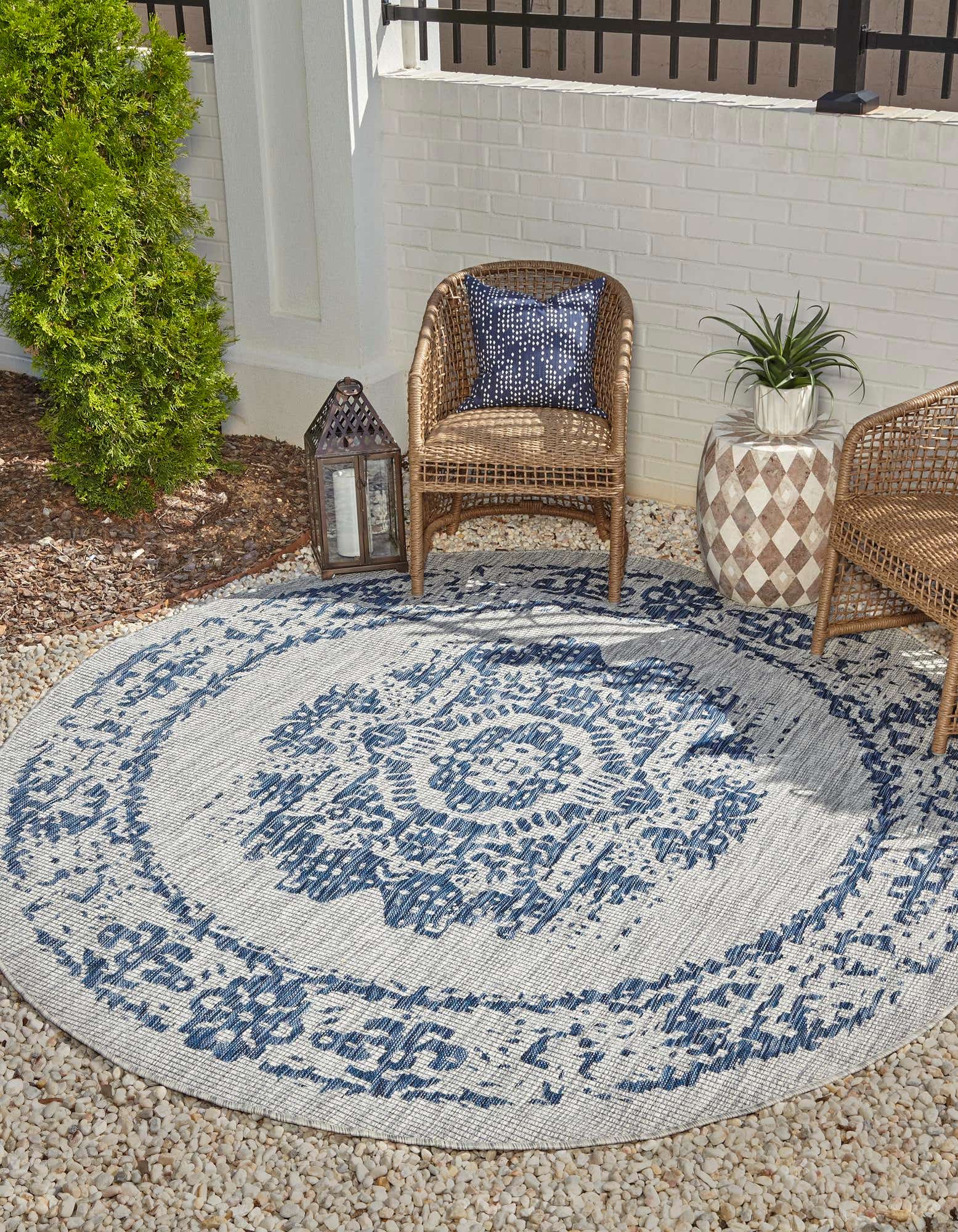 Blue 4' x 4' Outdoor Traditional Round Indoor / Outdoor Rug