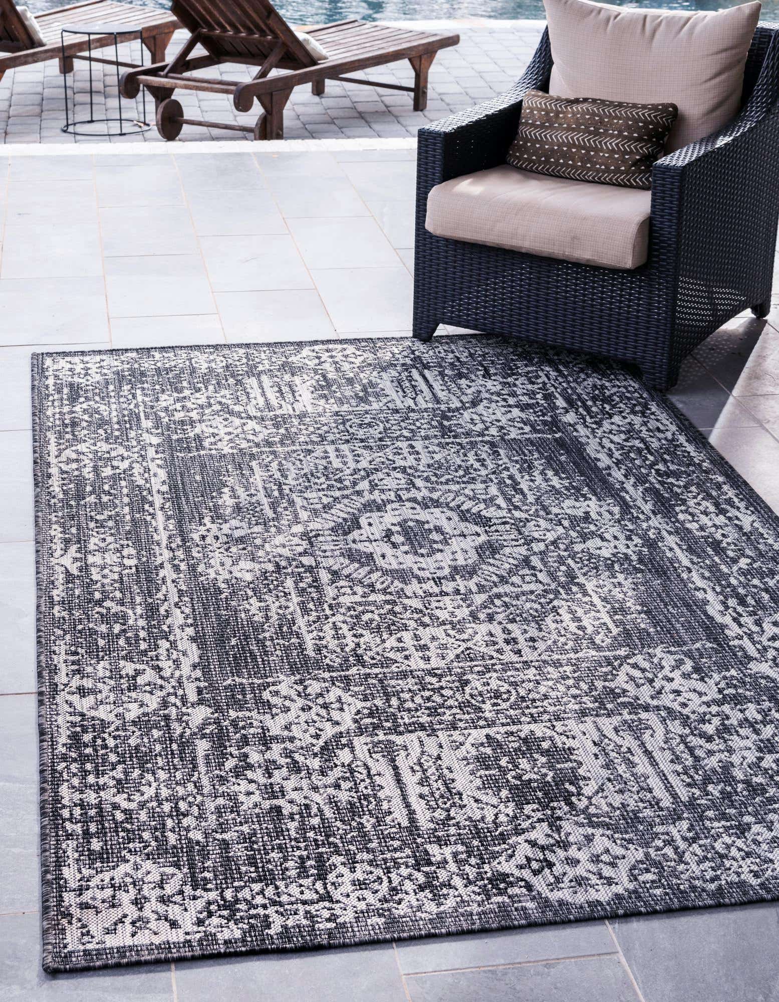 Charcoal Gray 4' x 6' Outdoor Traditional Indoor / Outdoor Rug