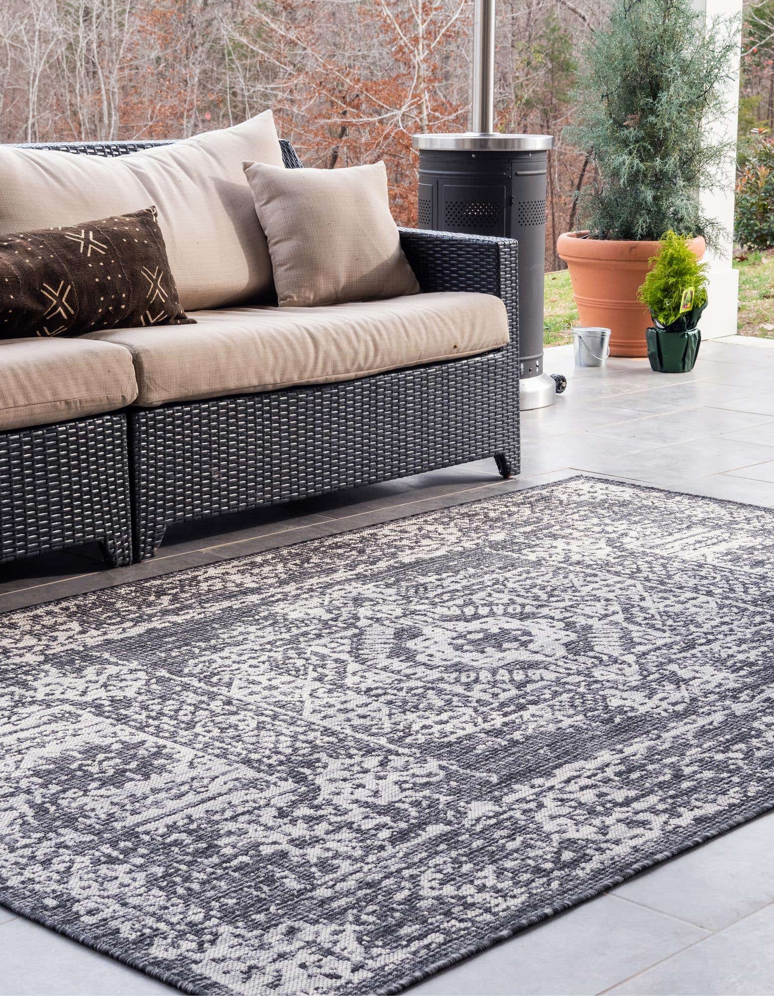 Charcoal Gray 4' x 6' Outdoor Traditional Indoor / Outdoor Rug