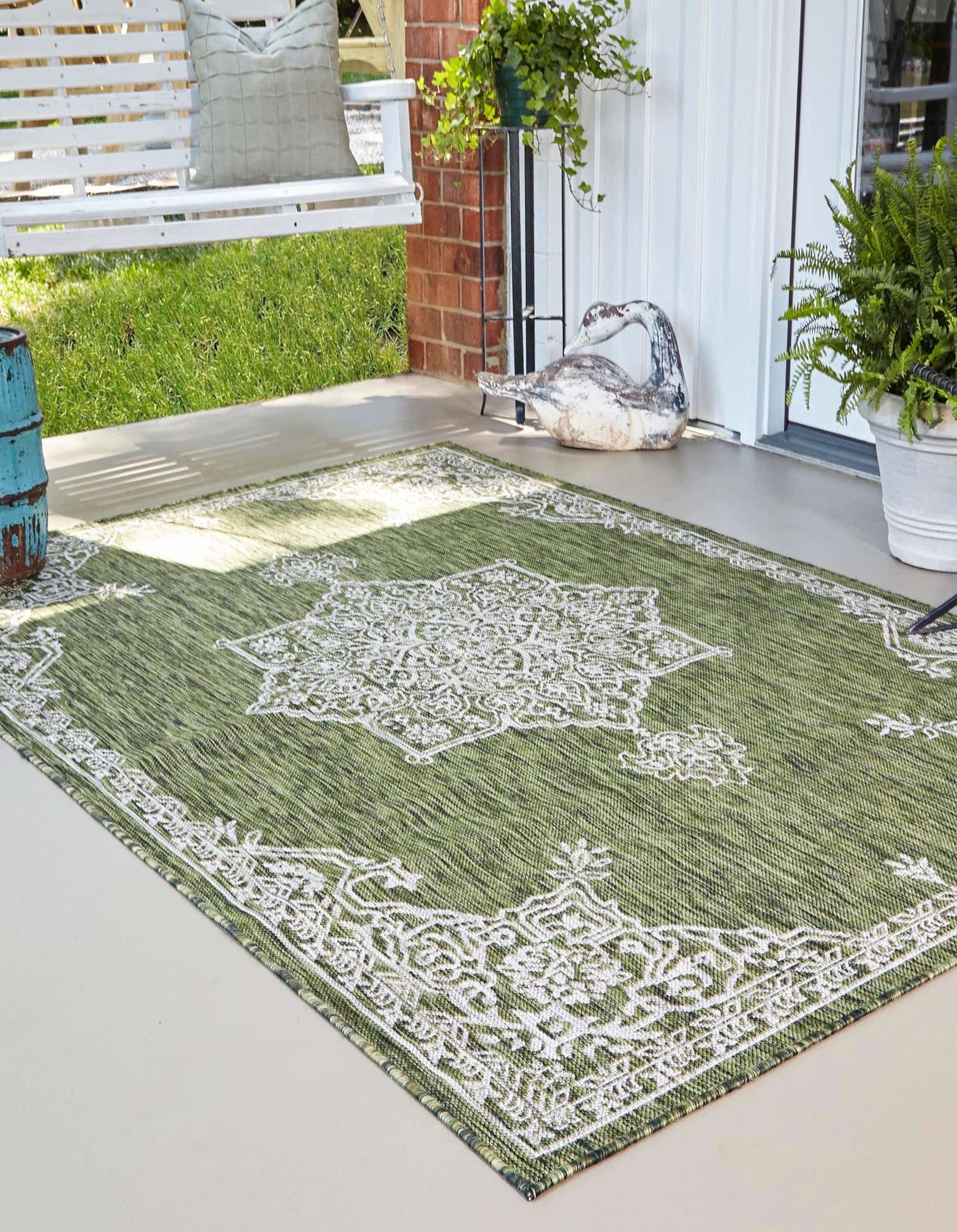 Green 8' x 11' 4 Outdoor Traditional Indoor / Outdoor Rug