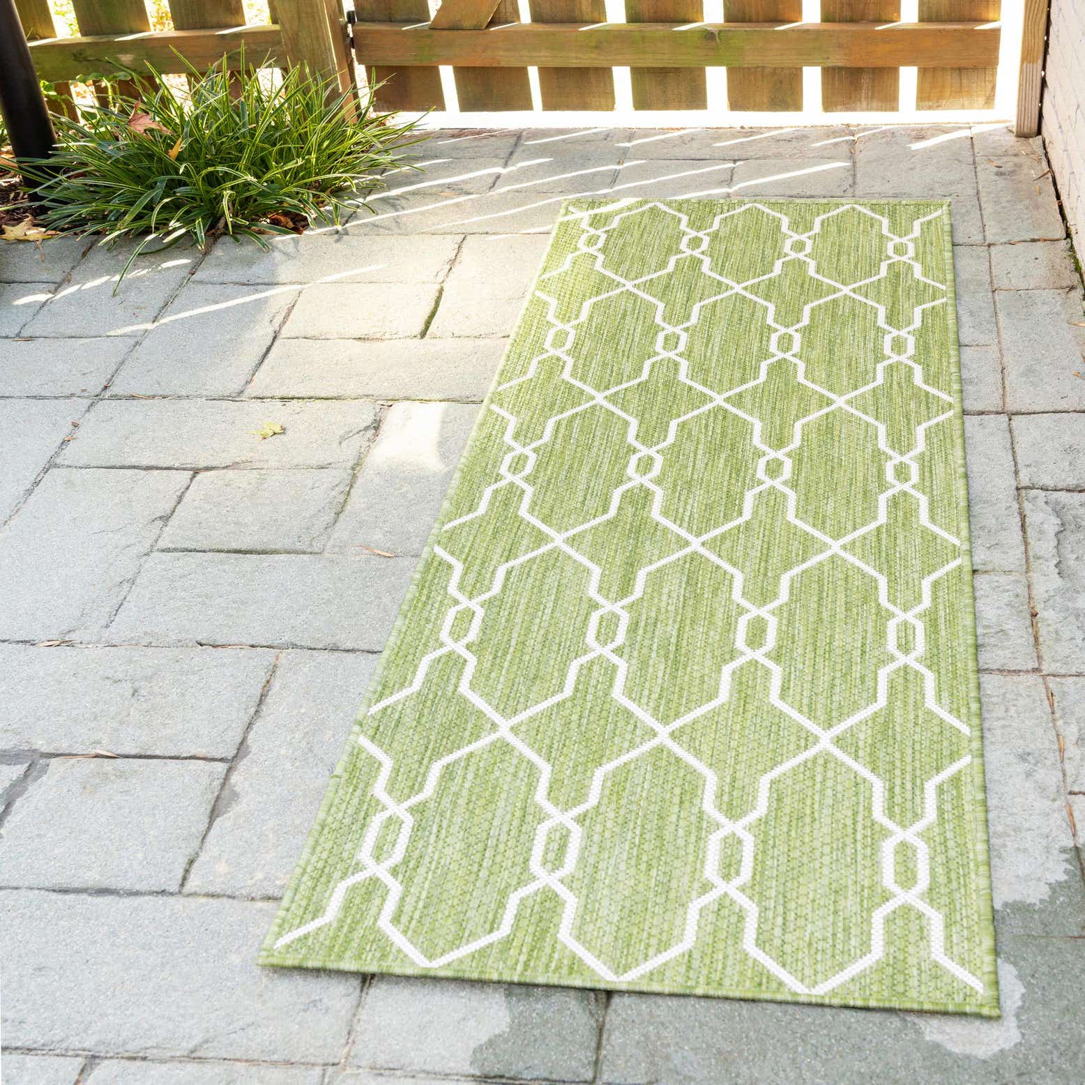 Green 2' x 6' Outdoor Trellis Runner Rug