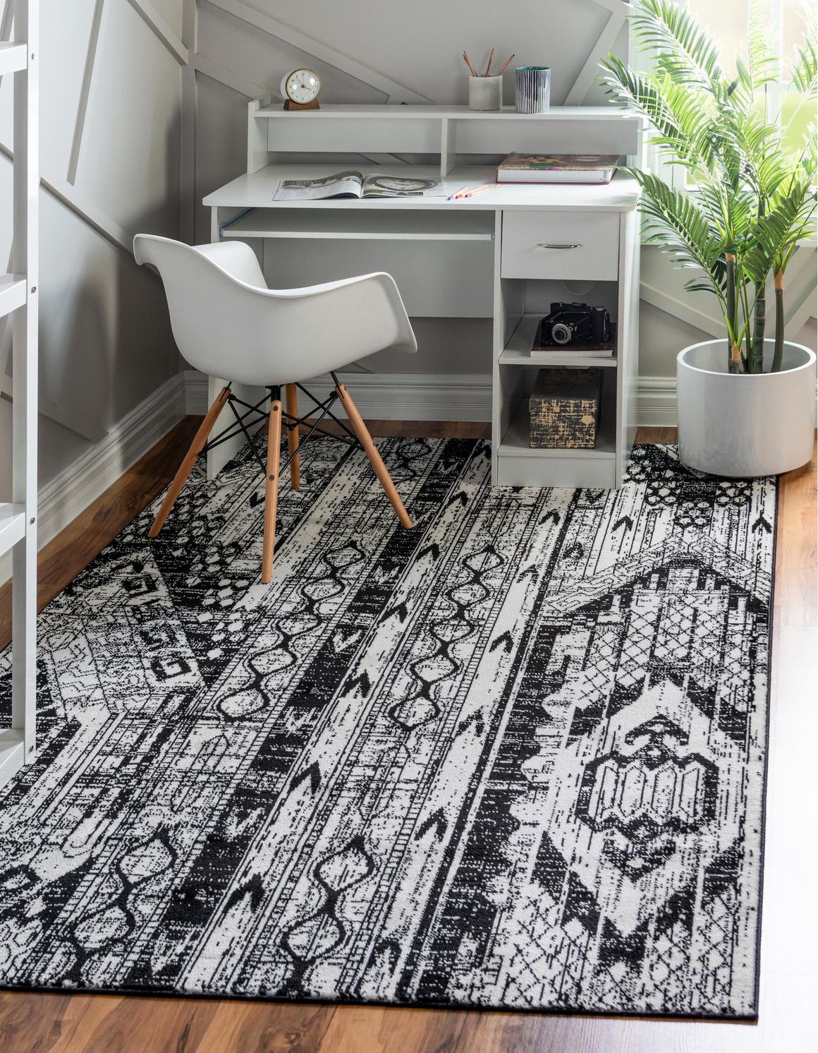 Black and White 8' x 10' Oregon Rug